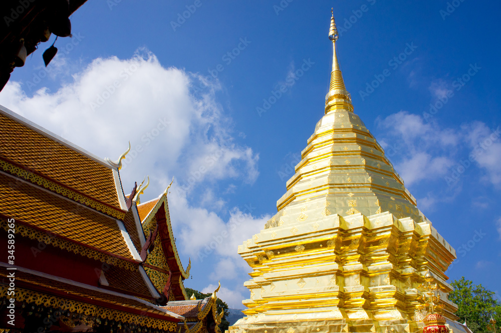 Fototapeta premium Thai Buddhist Temple at Doi Suthep in Chiang Mai