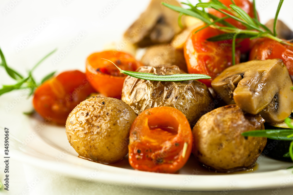 Baked potatoes and tomatoes with mushrooms Baked potatoes and tomatoes with mushrooms