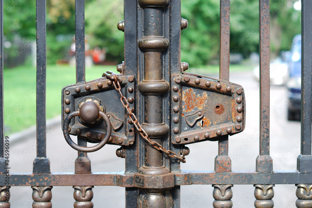 The iron lock with a chain