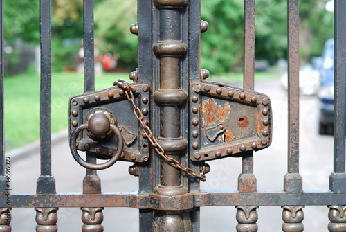 The iron lock with a chain