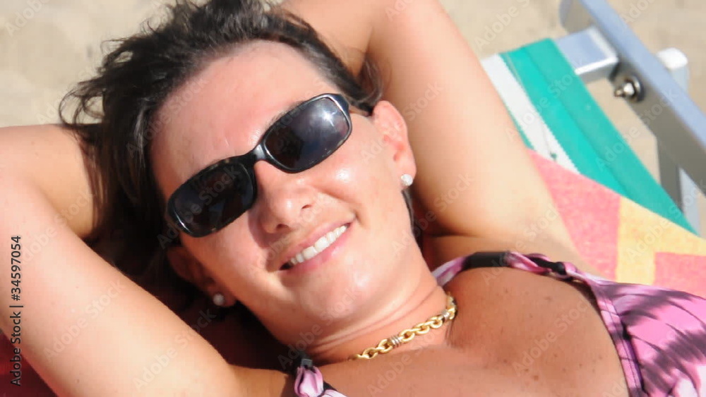 Frau auf der Sonnenliege Frau auf der Sonnenliege