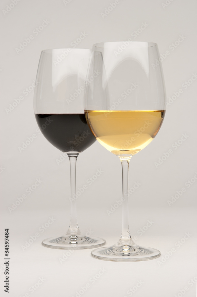 Two wine glasses with wine