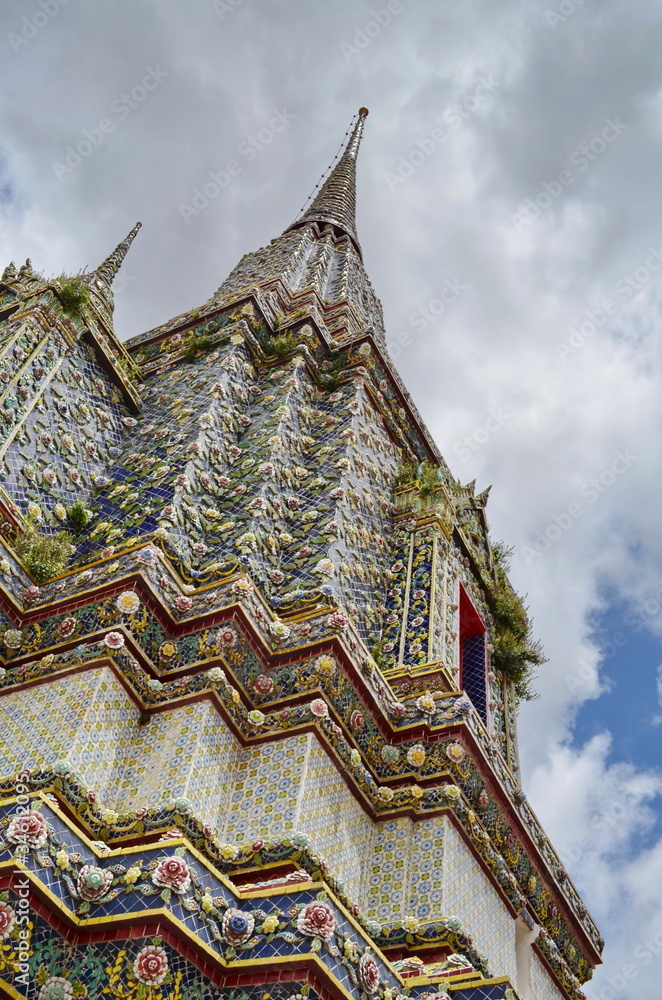 Fototapeta premium colorful pagoda at the temple of reclining buddha