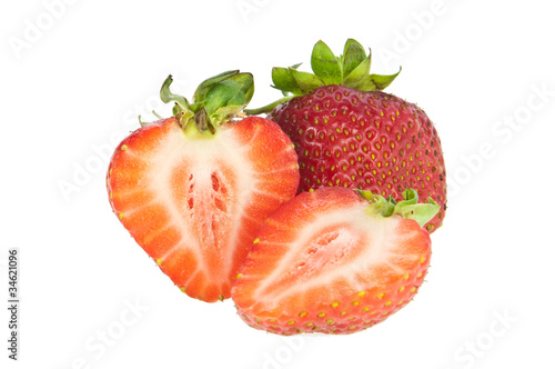 zerschnittene und komplette Erdbeeren