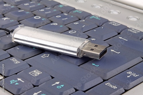 USB Stick und Notebook photo
