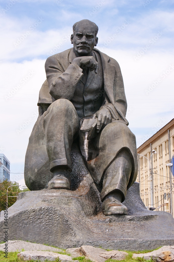 Памятник Якубу Коласу в центре Минска. Белоруссия