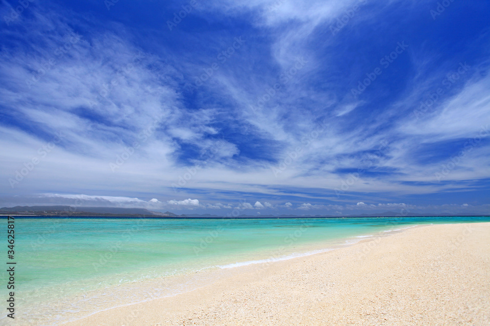 水納島の穏やかな海と青い空