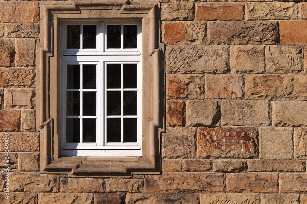 Sandsteinwand mit Fenster Sandsteinwand mit Fenster