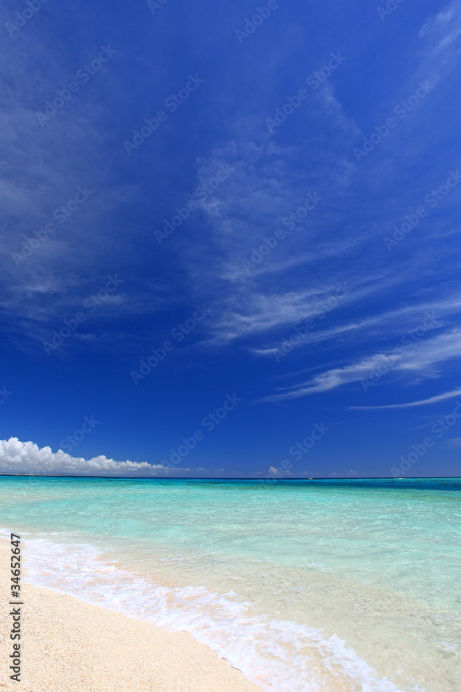 ナガンヌ島の青い空と波打ち際