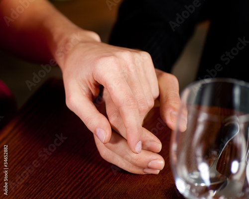 Paar hält sich die Hände auf Tisch
