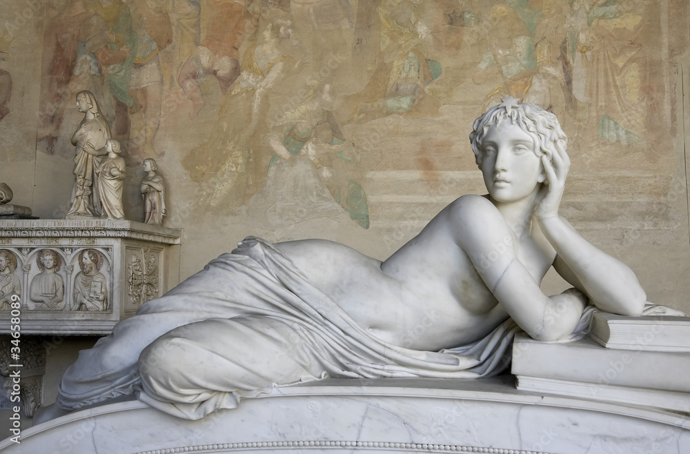 Fototapeta premium Sculpture of a beautiful woman in Pisa