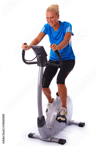 Frau fährt mit dem Heimtrainer