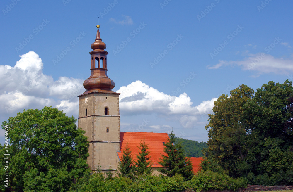 wieża wiejskiego kościoła 2