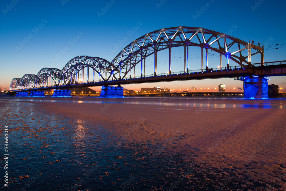 Naklejka premium Railway bridge at night