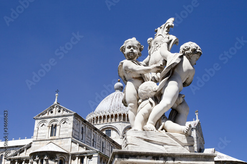 Stemma e statua piazza dei Miracoli  Pisa