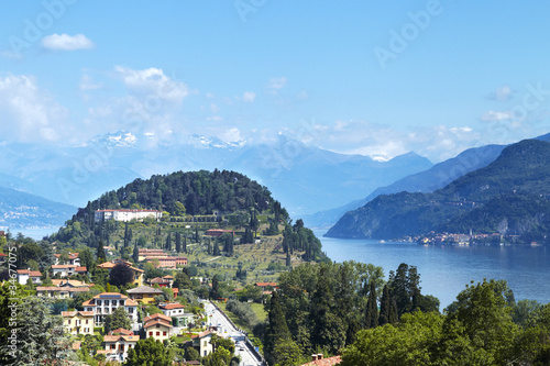 vista aerea de bellagio en el lago como en italia