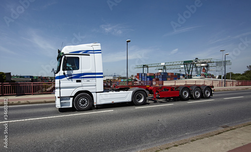 LKW im Hafengebiet