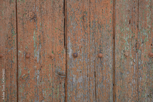 Alte Holzwand mit abgeblätterter Farbe