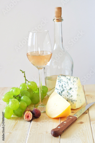 Fototapeta Naklejka Na Ścianę i Meble -  Wine,cheese and fruits