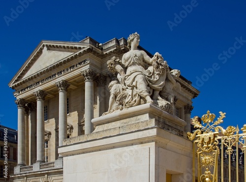 statue à l'entrée du château de Versailles