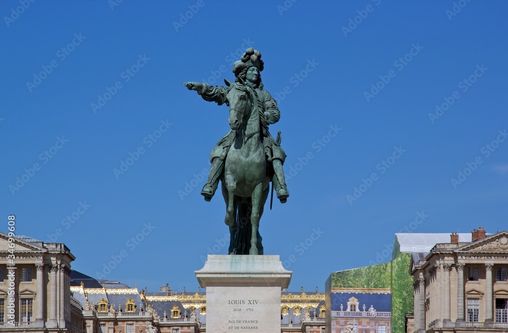 Fototapeta premium statue équestre Louis XIV chateau de Versailles (France)