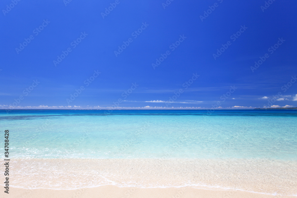 コマカ島の透き通る海と紺碧の空