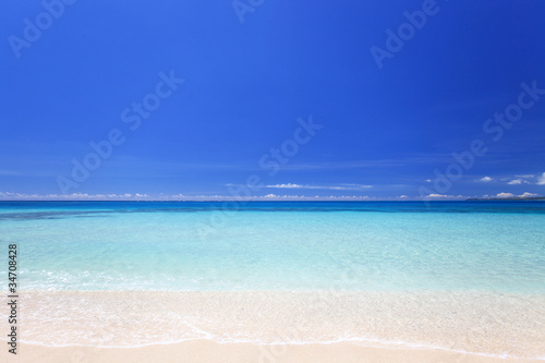 コマカ島の透き通る海と紺碧の空 © sunabesyou