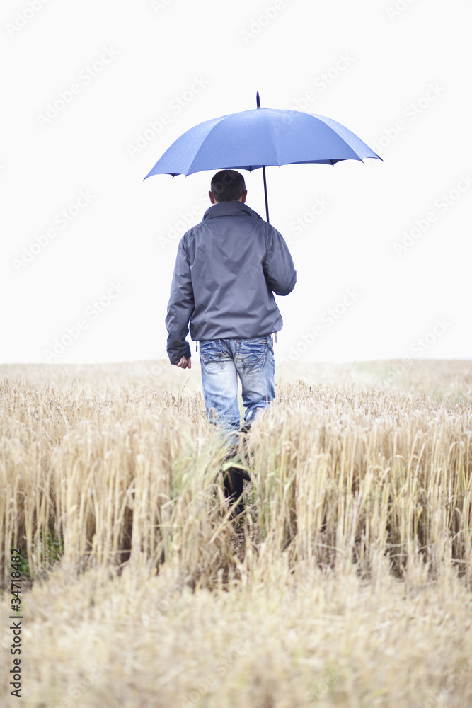 Bauer vor einem Weizenfeld