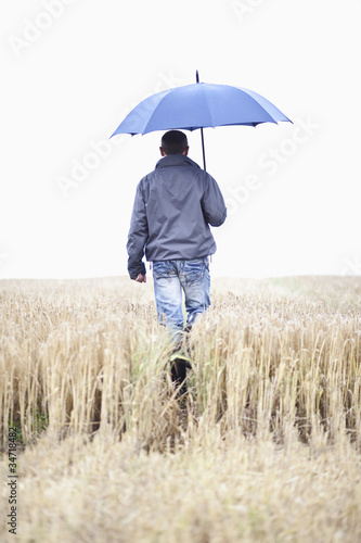 Bauer vor einem Weizenfeld