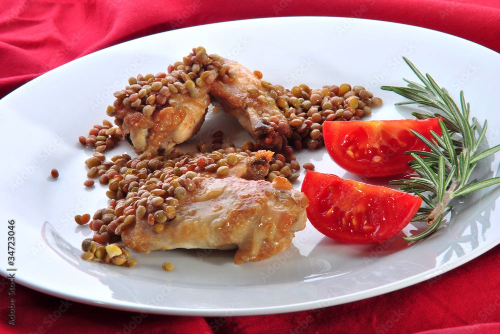 Linsen und gegrillte Hühnchenflügel mit Tomaten und Rosmarin Linsen und gegrillte Hühnchenflügel mit Tomaten und Rosmarin