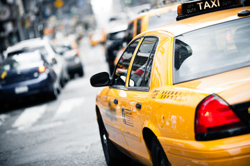 Sierkussen New York taxi Gele taxi rijdt door New York  © Beboy