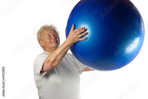 Seniorin macht Gymnastik mit einem Ball