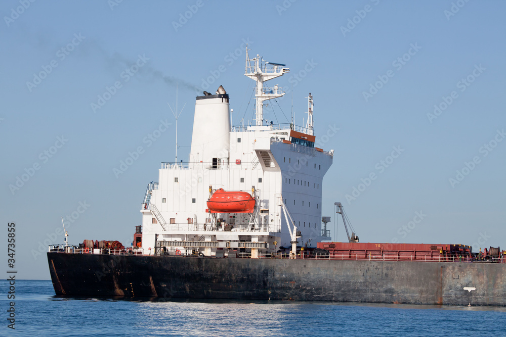 Frachter mit Öl beladen Frachter mit Öl beladen