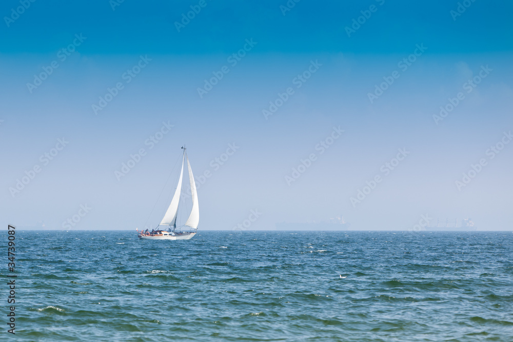 Obraz premium Sailing yacht in the wind