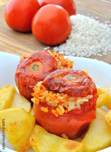 Pomodori ripieni di riso con patate al forno photo