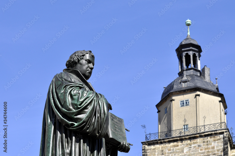 Wittenberg Lutherdenkmal auf dem Marktplatz mit Kirche