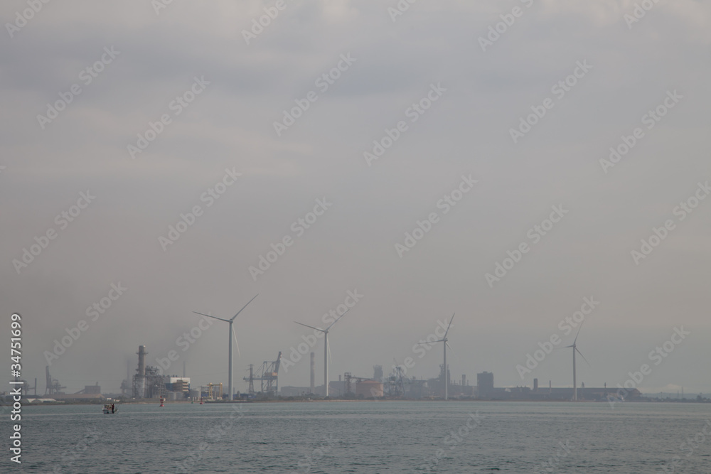 Obraz premium Absolut graue Luft in einem Industriehafen