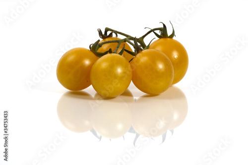 Fünf Chello - Solanum Tomaten auf Glasplatte photo