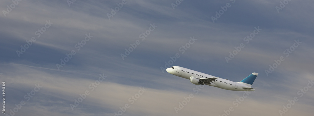 Fototapeta premium Flugzeug am Himmel