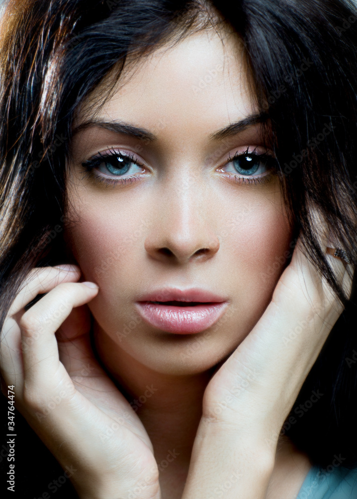 Obraz premium Closeup of young attrctive woman