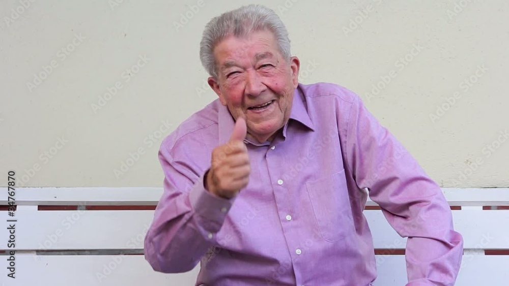 Senior spricht und hebt den Daumen