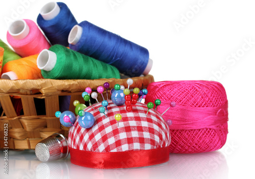 Fotografering bright threads in basket and cushion for needles