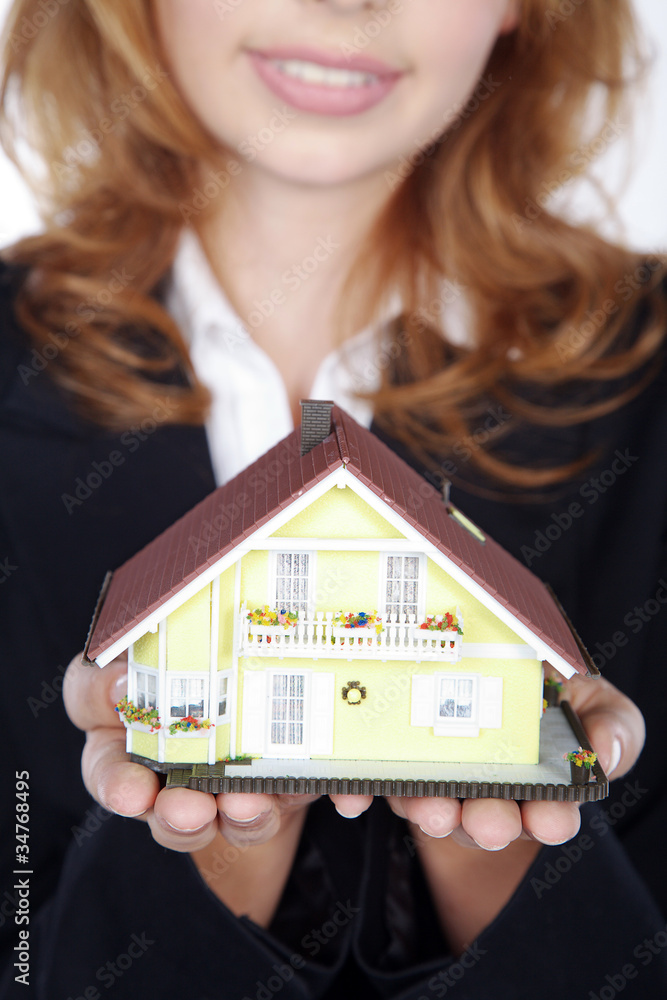 Business Frau anonym hält miniatur Haus in der Hand Nahaufnahme Business Frau anonym hält miniatur Haus in der Hand Nahaufnahme