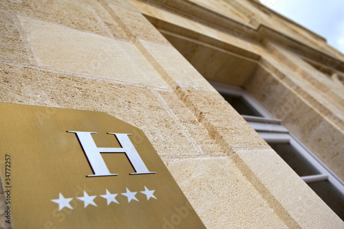 Fotografija Façade en pierre d'un hôtel de luxe 5 étoiles