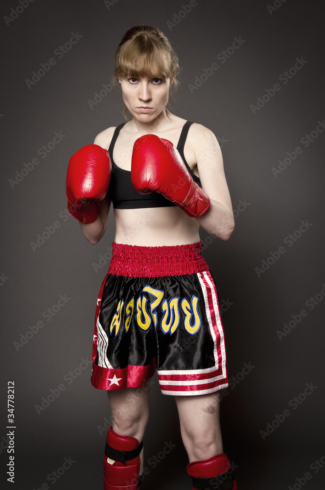 Boxerin - Kickboxerin - Kampfsportlerin mit bösem Blick