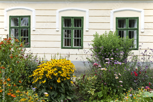 Kulturlandschaft Niederösterreich: Fenster eines Bauernhofes © fine pics