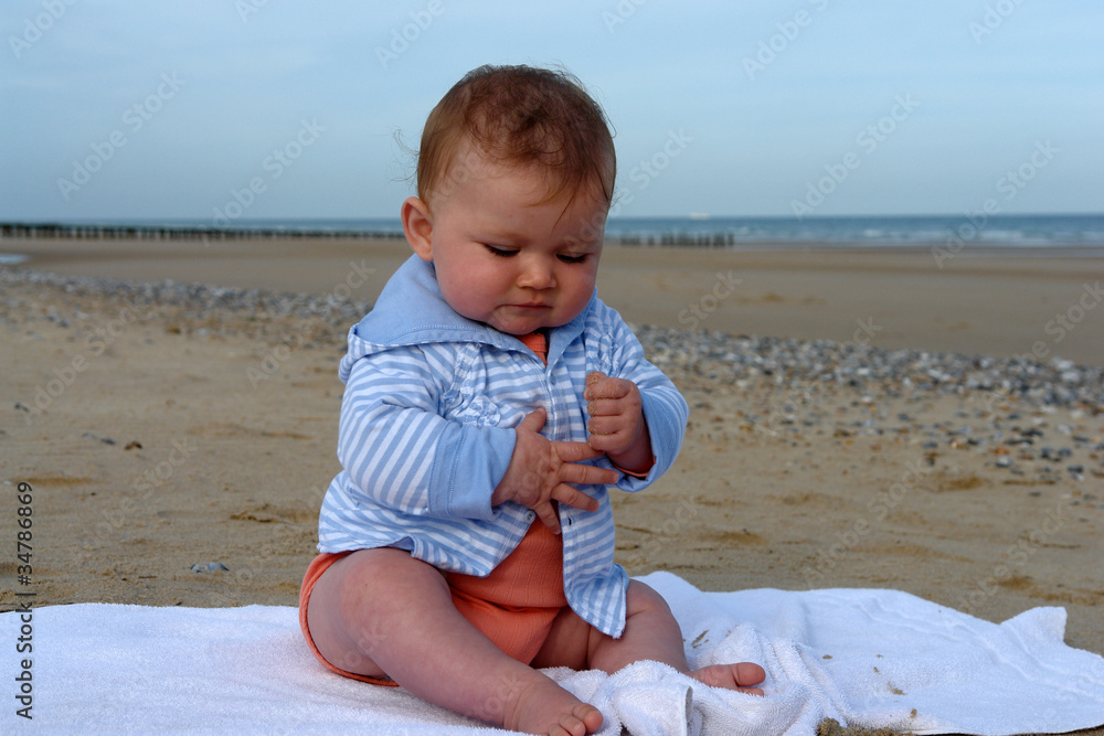 bébé découve le sable bébé découve le sable