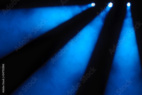 Drei blaue Scheinwerfer