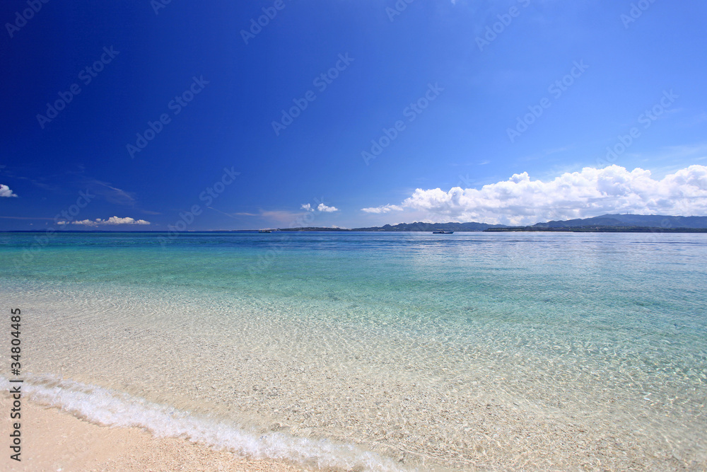 水納島の透き通る海と真っ青な空