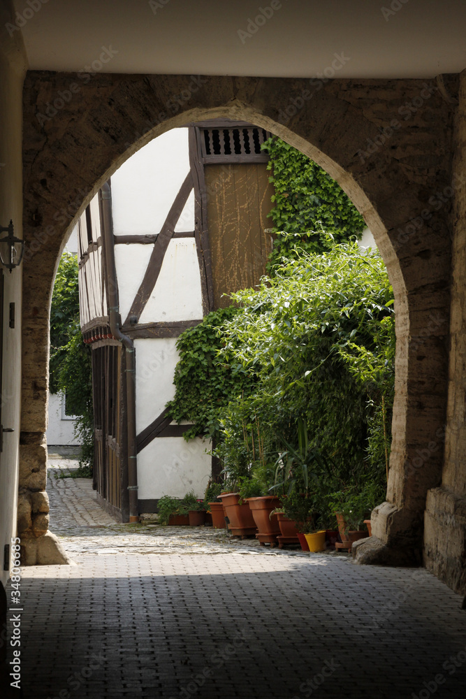 Blick durch ein Tor in Mühlhausen